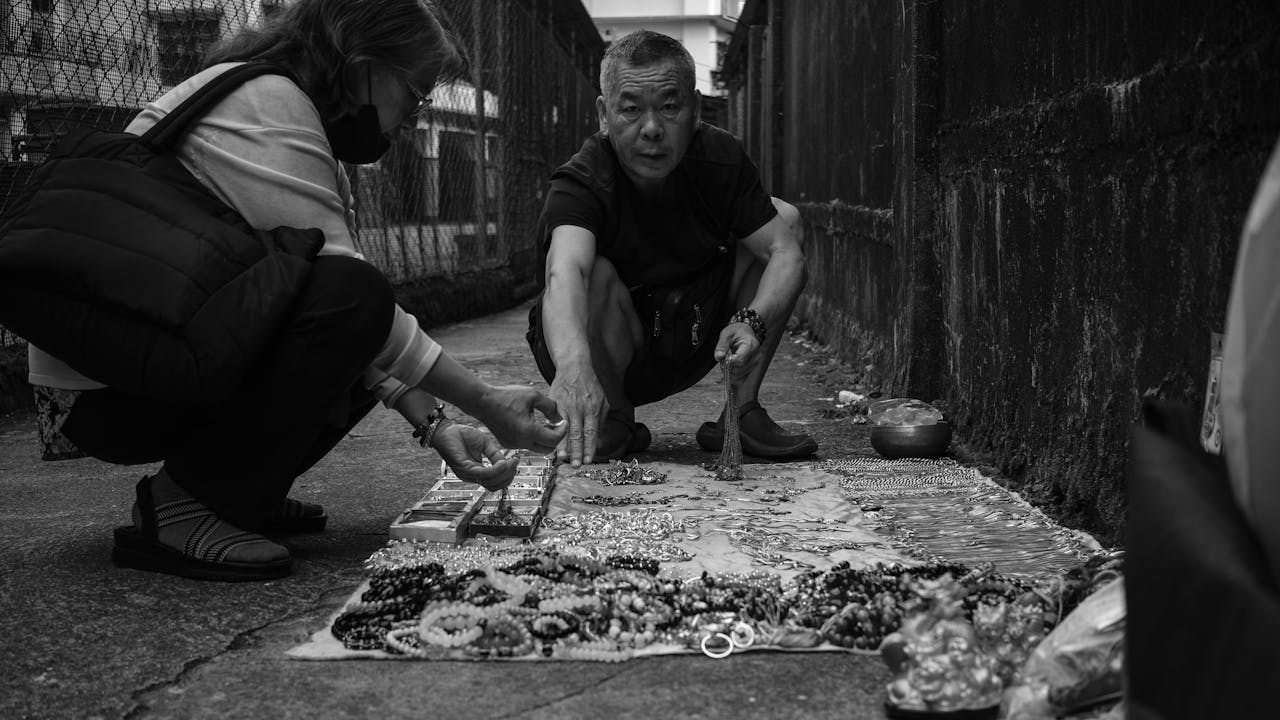 street-vendor-selling-jewelry-in-black-and-white-34587271